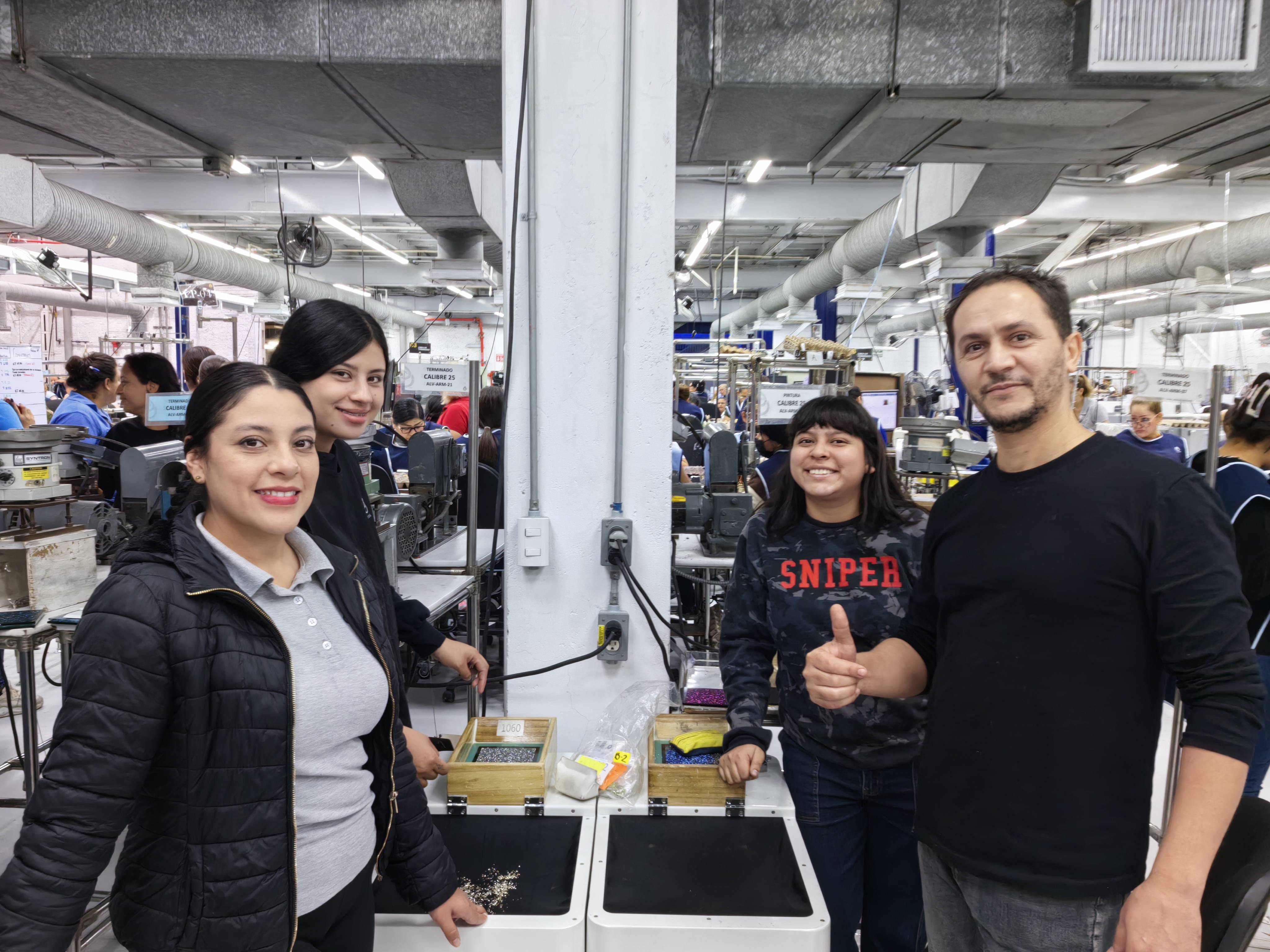 The future of jewelry manufacturing with robots -Ingenieros brindan soporte técnico en México